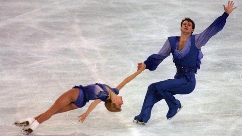  Yevgenia Shishkova y Vadim Naumov en una competencia de patinaje