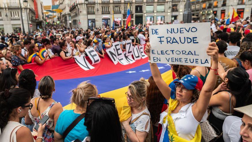 Manifestación de exiliados venezolanos en Madrid contra el resultado electoral 