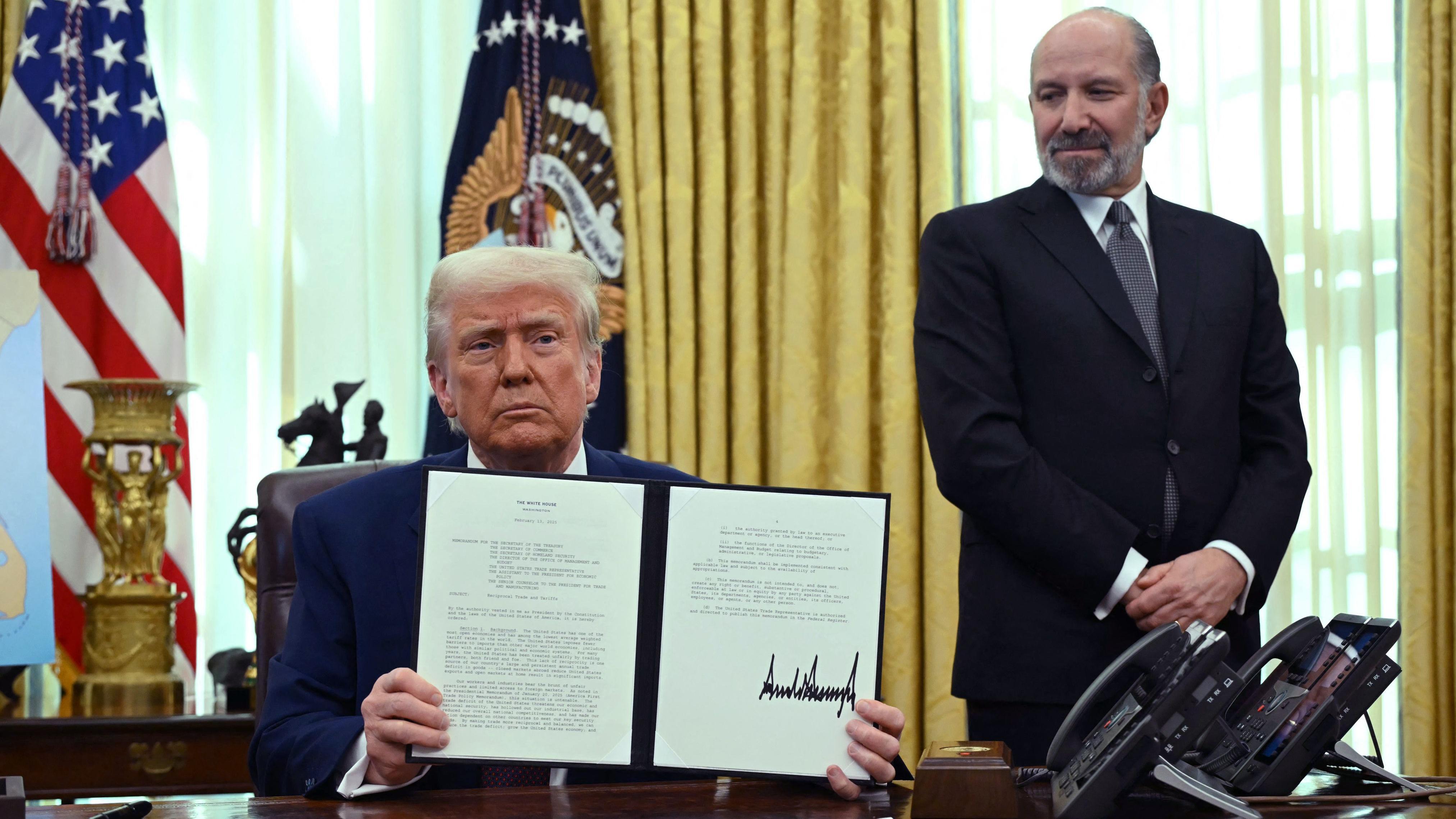 الرئيس الأمريكي دونالد ترامب يعرض توقيعه أمراً تنفيذياً بشأن الرسوم الجمركية المتبادلة في المكتب البيضاوي في البيت الأبيض