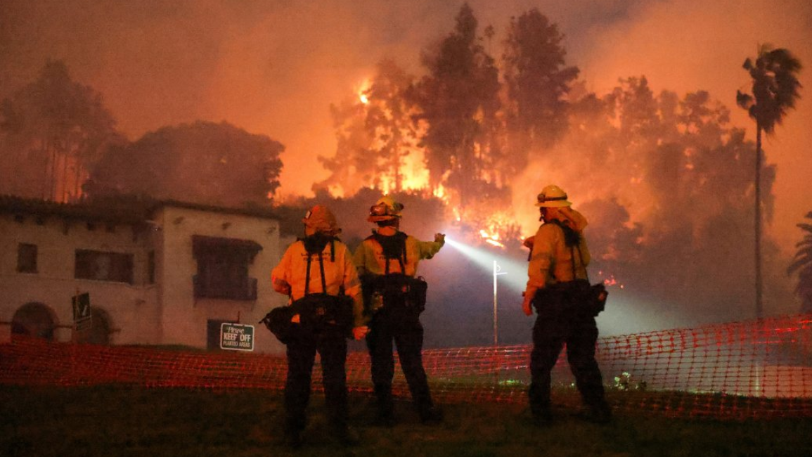 Imagen del incendio que afectaba en la noche del miércoles a las colinas de Hollywood.