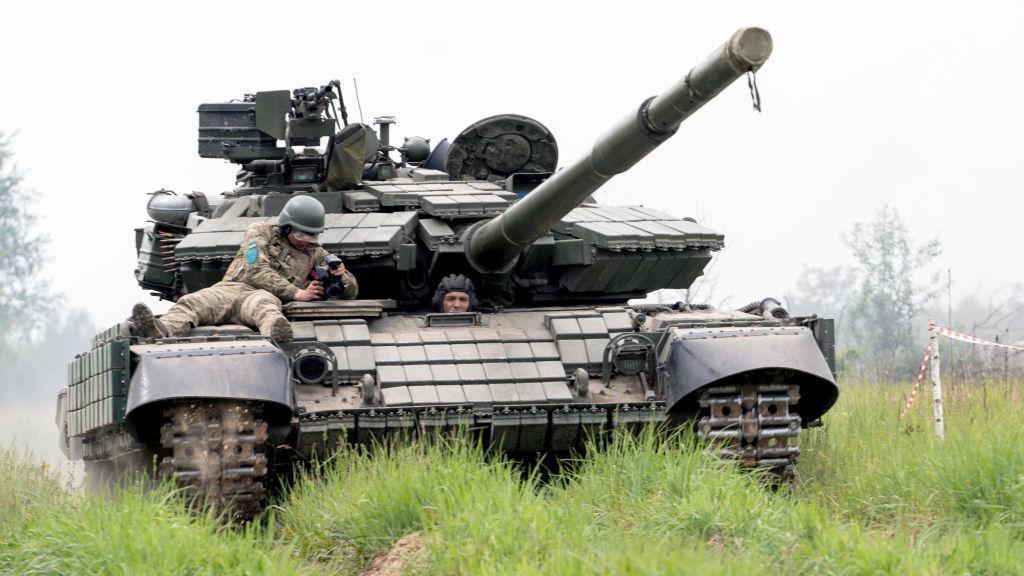 Sebuah tank terlihat dalam latihan militer yang dipimpin oleh Komandan Pasukan Gabungan Angkatan Bersenjata Ukraina