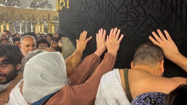 Umat Muslim menyentuh Ka'bah saat umrah di Mekkah, Arab Saudi, pada 18 Desember, 2023.