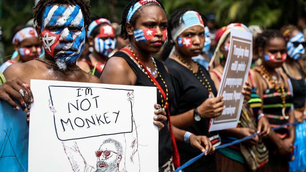 Mahasiswa Papua mengecat wajahnya dengan warna bendera Bintang Kejora saat unjuk rasa di Jakarta, Indonesia, pada 28 Agustus 2019. Mereka menuntut kasus pelecehan rasial terhadap mahasiswa Papua di Surabaya, Jawa Timur.