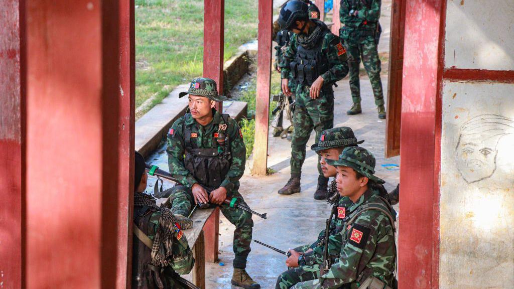 在克倫邦和撣邦南部邊界的北空鎮，莫拜鎮的克倫民族軍 （KNA）成員在奔赴與緬甸軍隊衝突的前線前休息。