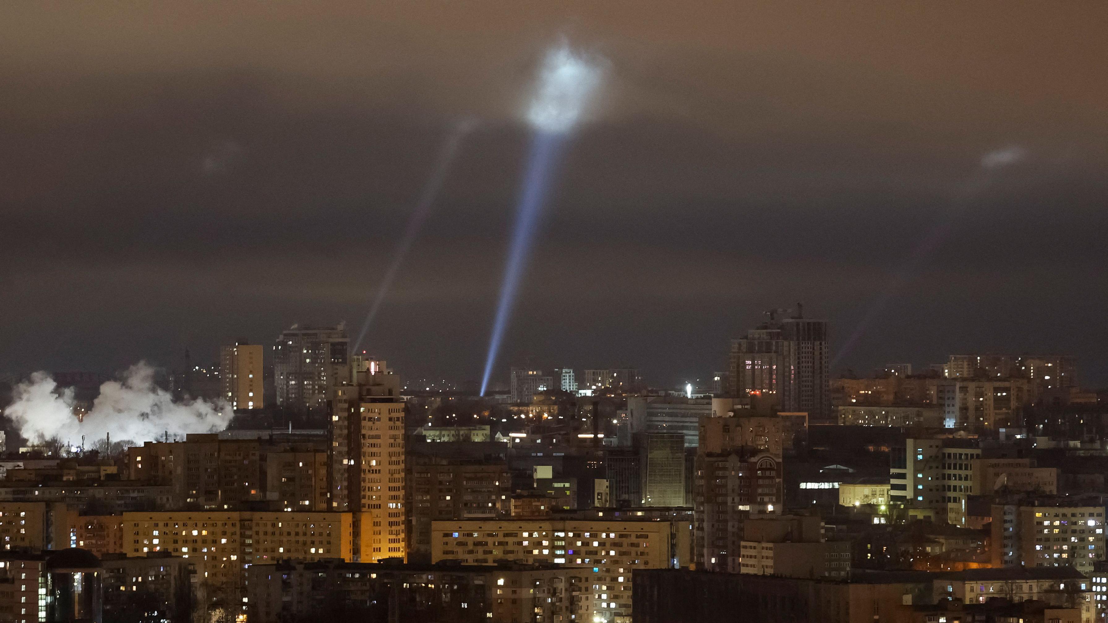 Ukrajinski vojnici koriste reflektore dok traže dronove na nebu iznad Kijeva u utorak uveče.