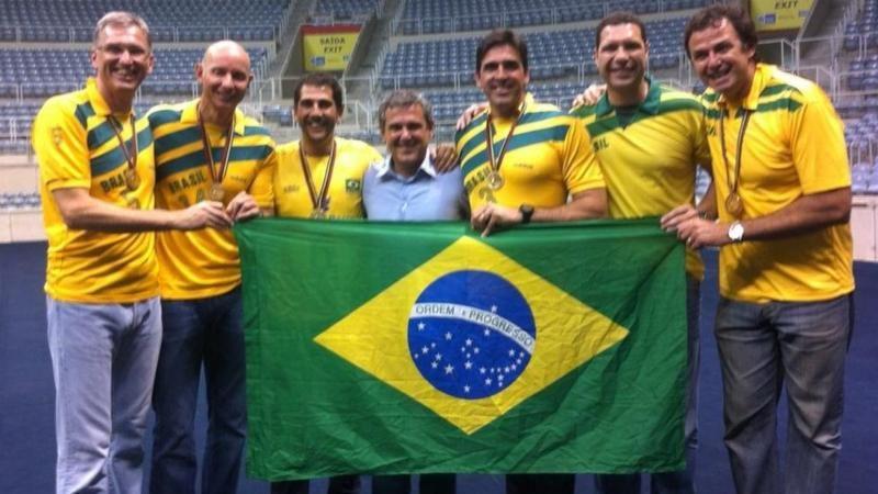 Zé Roberto com jogadores da equipe campeã de 1992