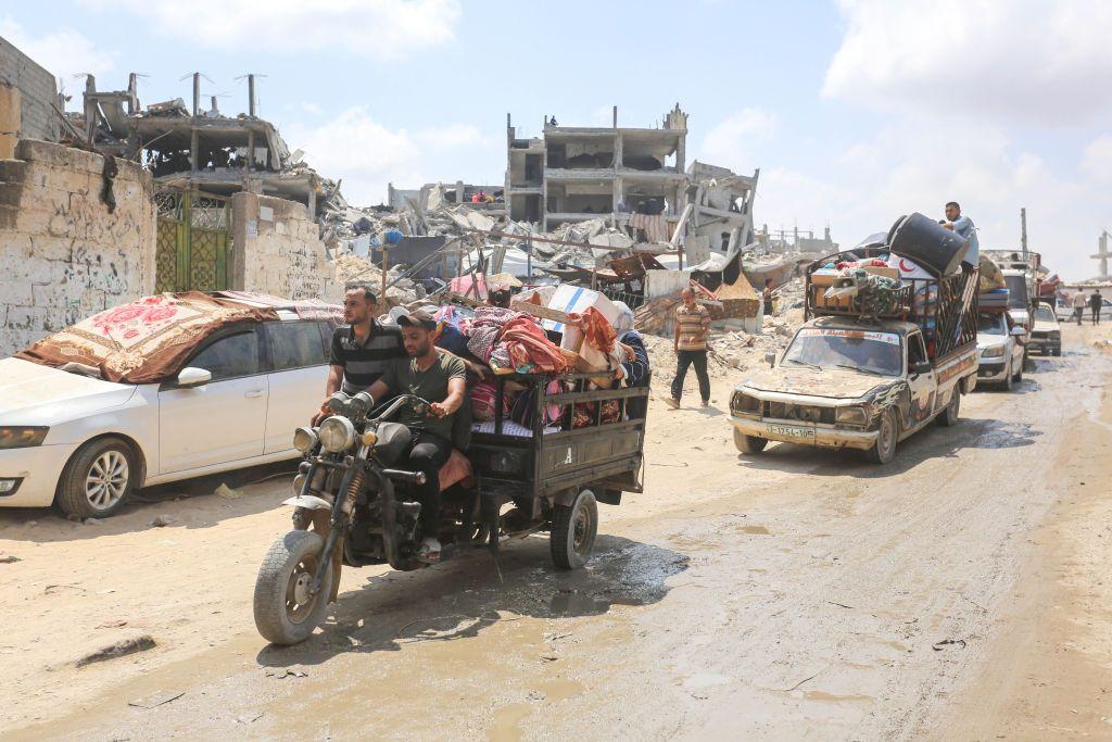 يحاول الفلسطينيون مغادرة المنطقة بالسيارات والدراجات والدراجات النارية حيث تشن القوات الإسرائيلية هجومًا على ما تم إعلانه "منطقة آمنة"، بعد أن طلبت من الفلسطينيين المغادرة فورًا على أساس أن الجيش "سينفذ عملية" في خان يونس، غزة، 27 يوليو 2024.