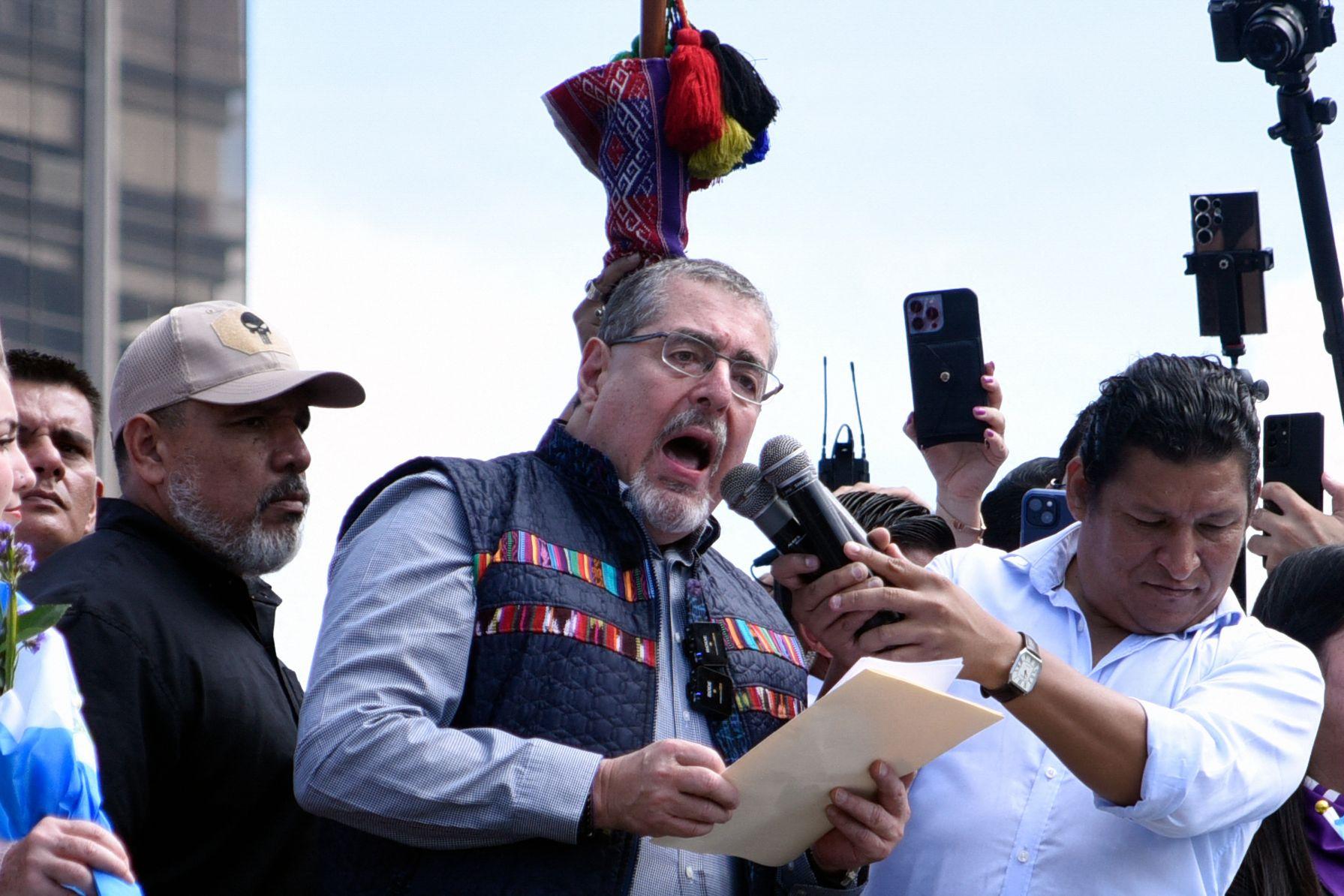Bernardo Arévalo habla en un acto en la calle