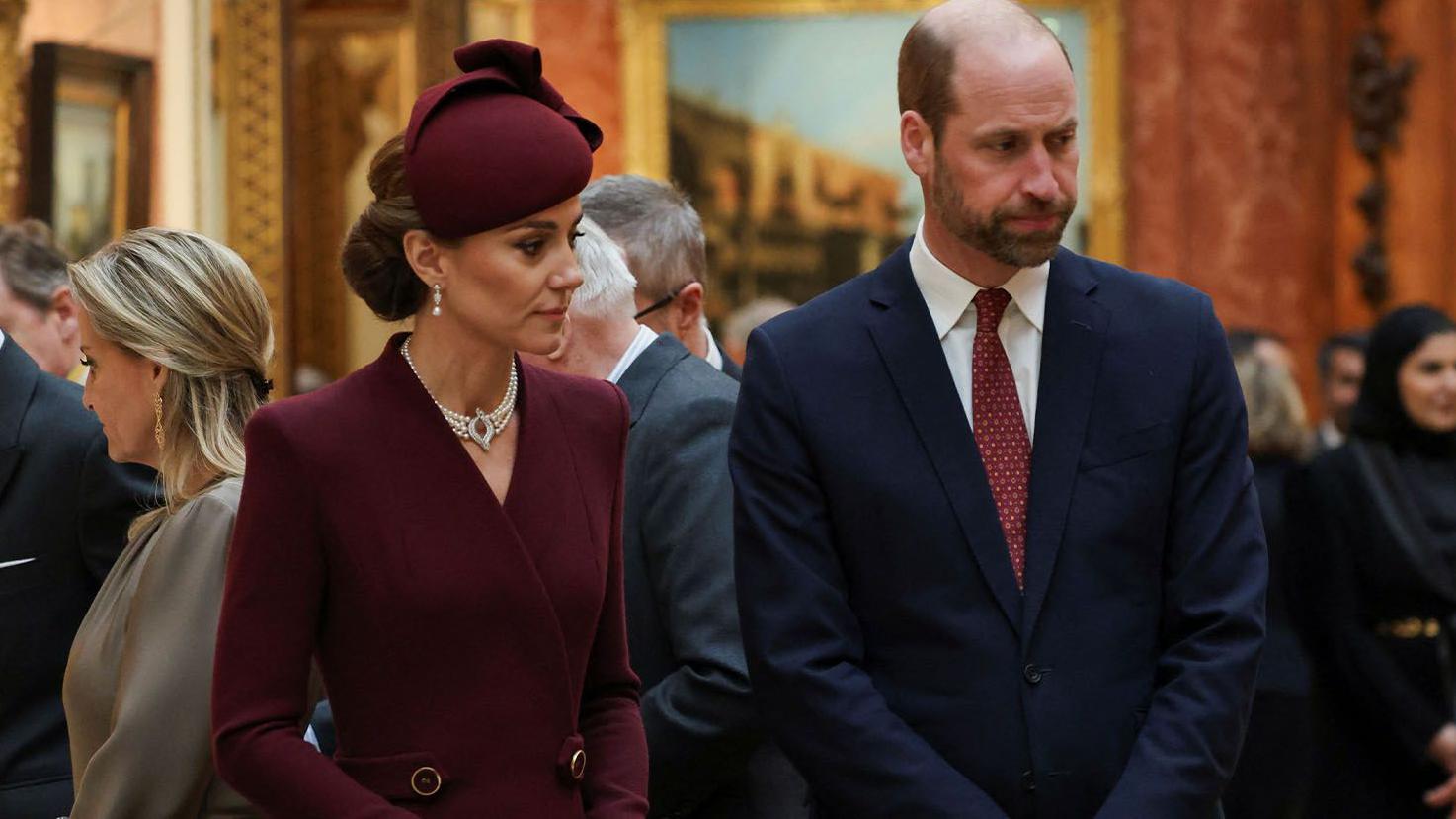 A princesa e o príncipe de Gales sérios e vestidos formalmente 