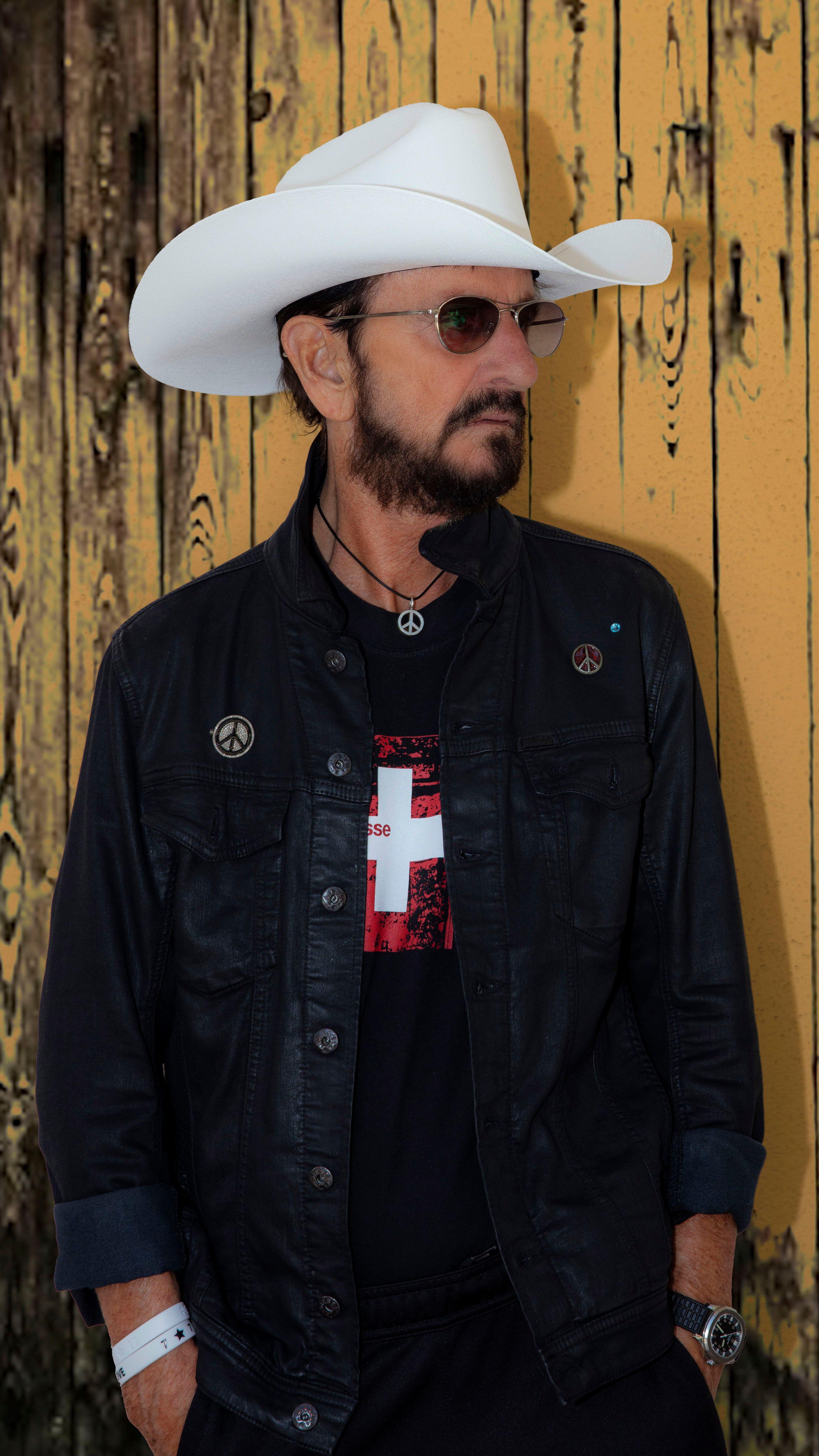 Ringo Starr em uma foto promocional de Look Up, usando um chapéu de cowboy