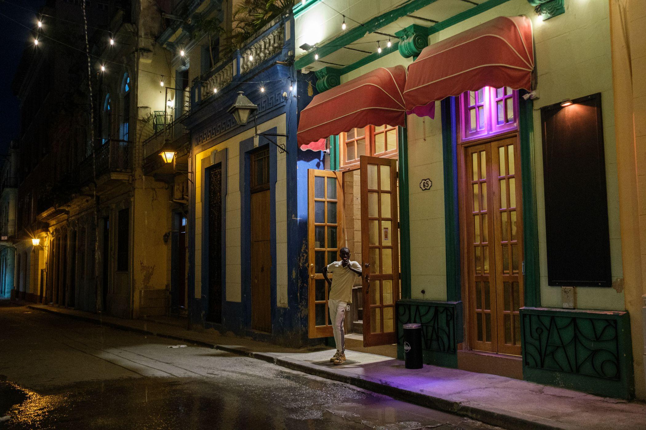 Un hombre que trabaja en el sector turístico fuma un cigarrillo en La Habana. El turismo es una de las fuentes de ingresos más importantes de la isla. Todos los jóvenes buscan trabajo en este sector, ya que las propinas en moneda extranjera son generosas, lo que les permite comprar artículos en el mercado negro. 