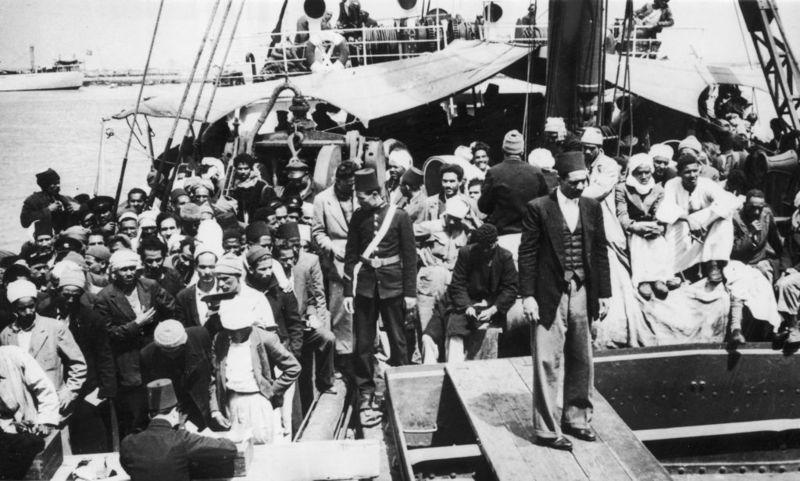 Pengungsi Arab dari Haifa turun di Pelabuhan Said Mesir pada Mei 1948.