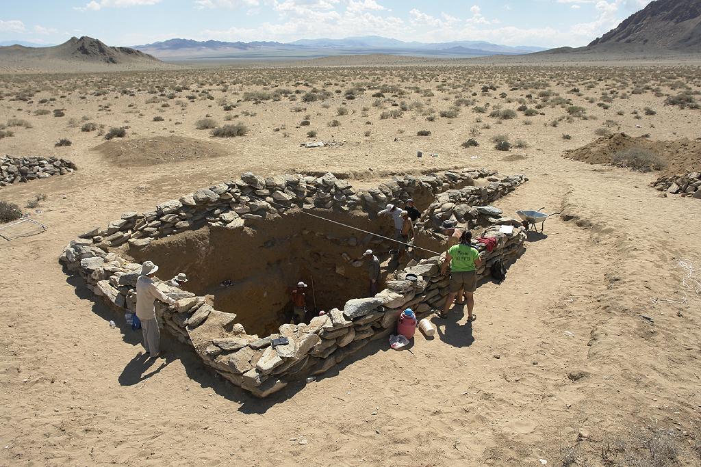 Tumba cuadrada con investigadores