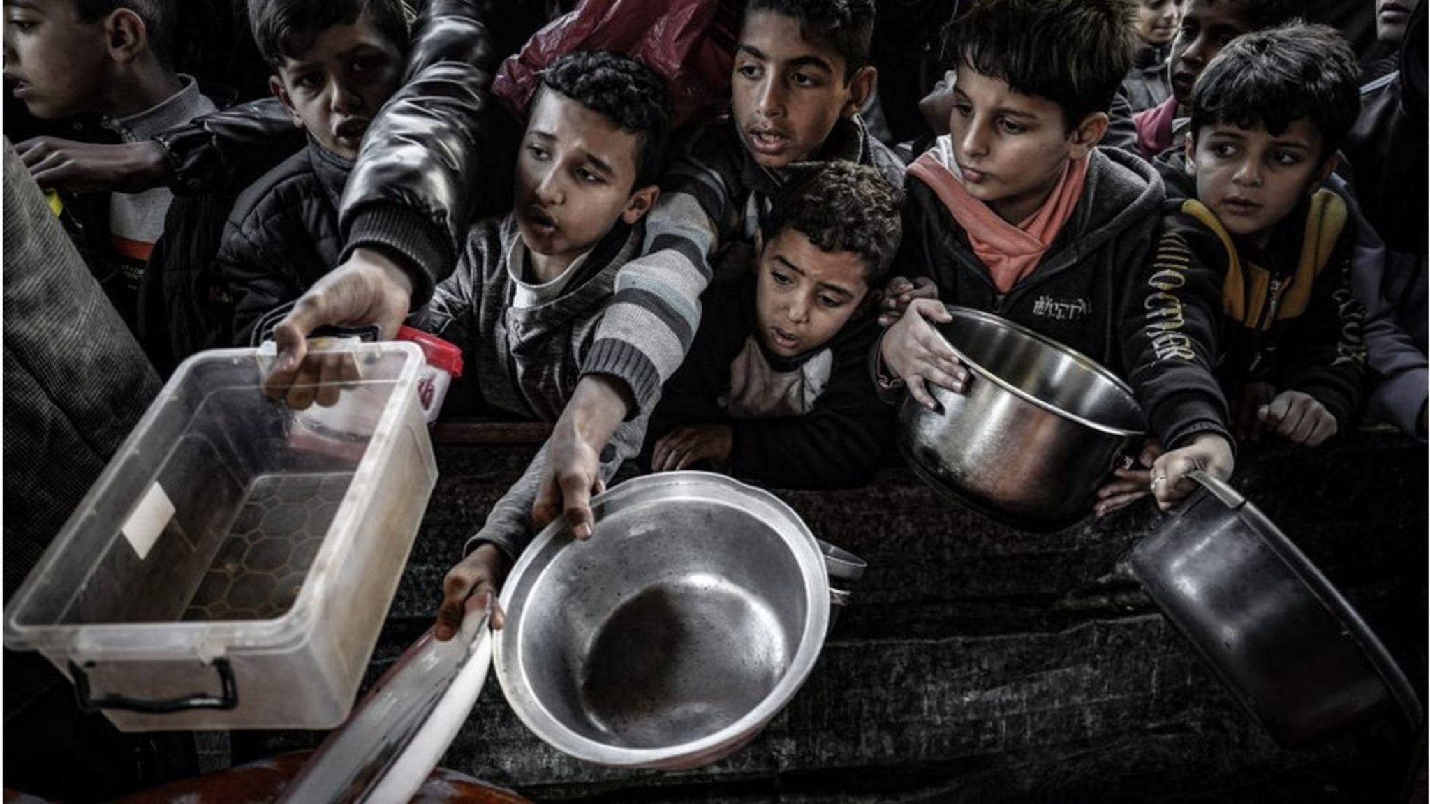 Niños piden comida.