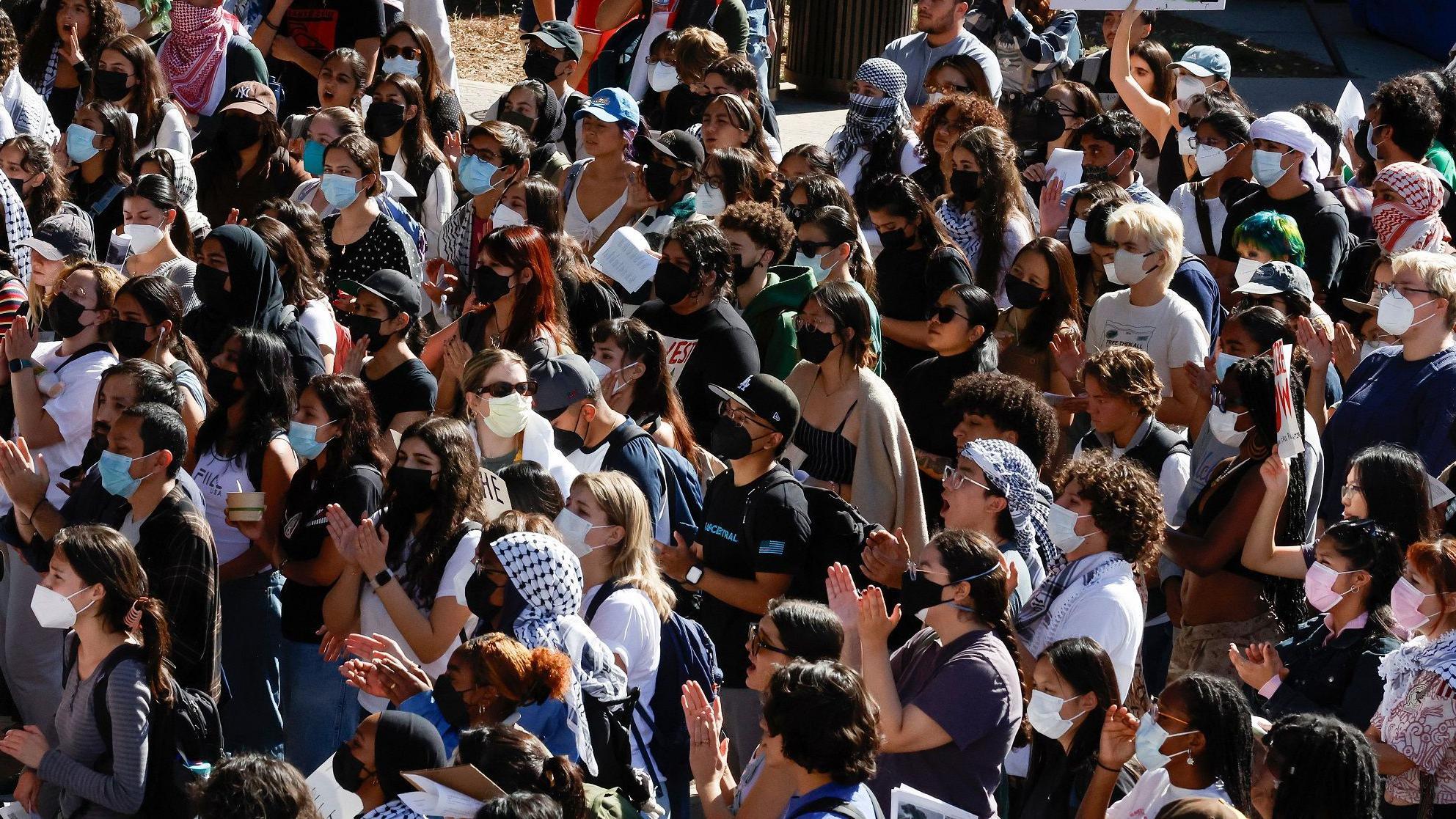 طلاب محتجون في كاليفورنيا
