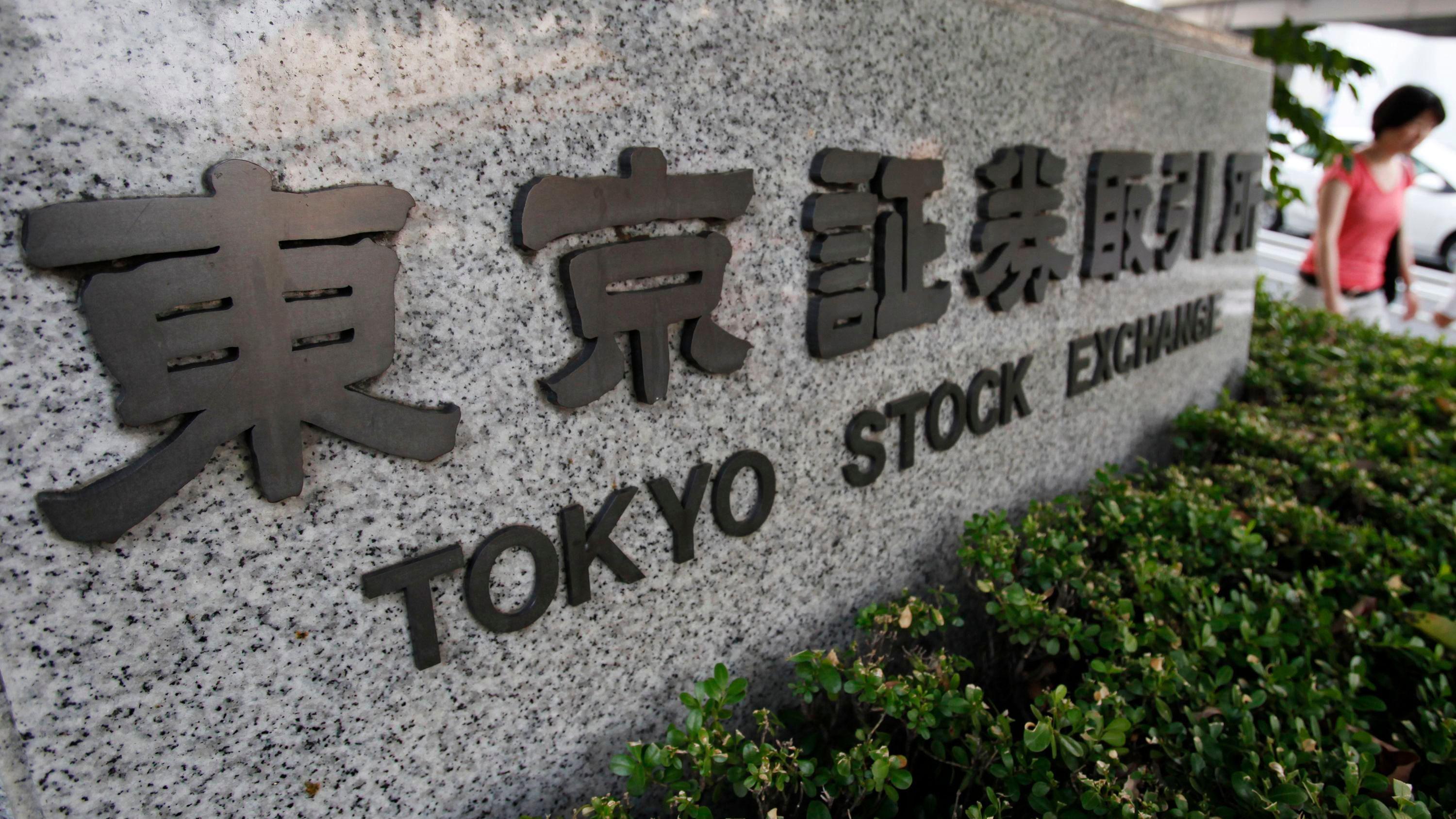 Mármore marcando a localização da Bolsa de Valores de Tóquio