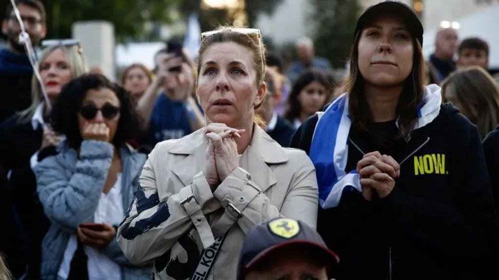 Mulheres israelenses com mãos em posição de prece e olhar apreensivo