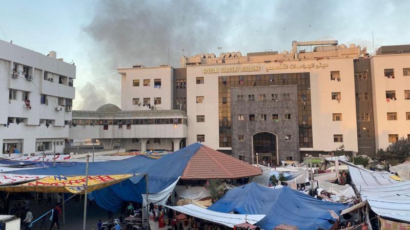 دخان متصاعد في محيط مجمع الشفاء الطبي في قطاع غزة