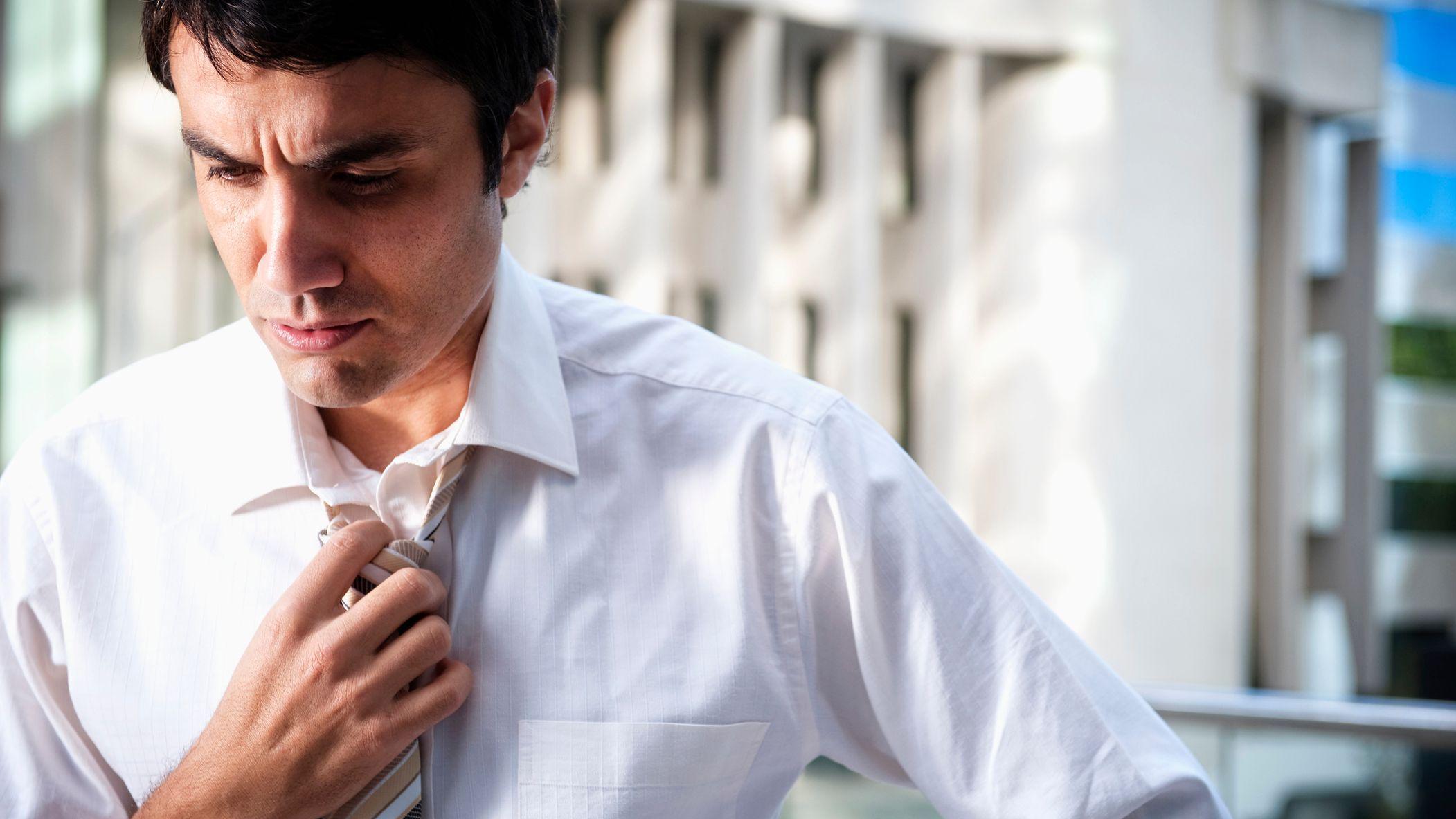 Un hombre con calor