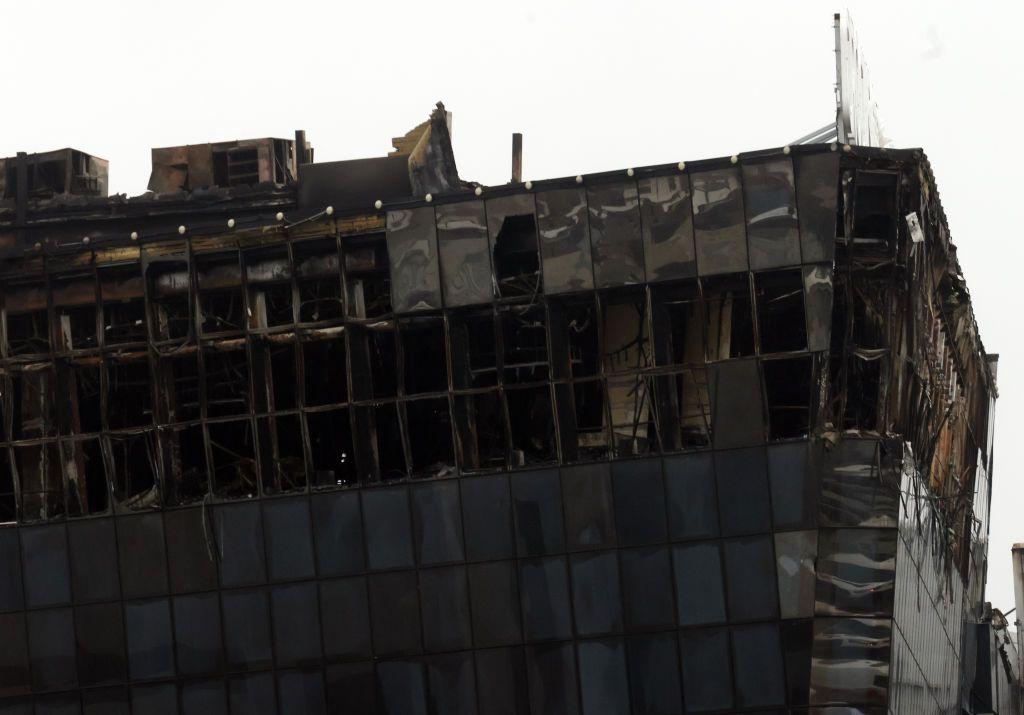 Parte superior quemada del Crocus City Hall al norte de Moscú