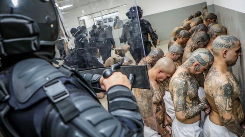 El Salvador'da binlerce kişi keyfi tutuklamaların yaşandığını ve cezaevlerinde kötü muamele gördüklerini söylüyor