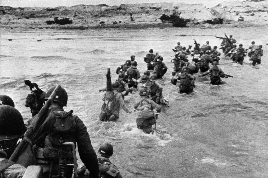 Soldados estadounidenses desembarca en una playa de Normandía en 1944. 