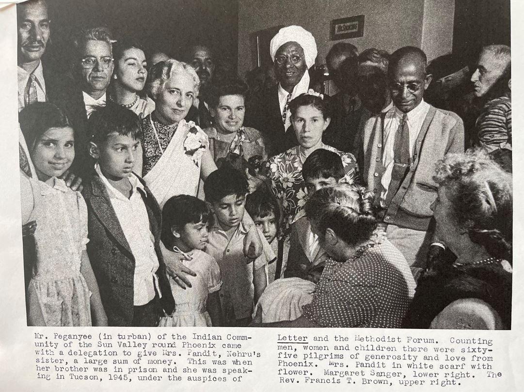 Recorte de periódico con foto en la que aparece Pandit, hermana de Nehru, a la que el señor Paganyee (con turbante), de la comunidad india de Sun Valley, le entregó una suma de dinero en Phoenix, Arizona, Estados Unidos.