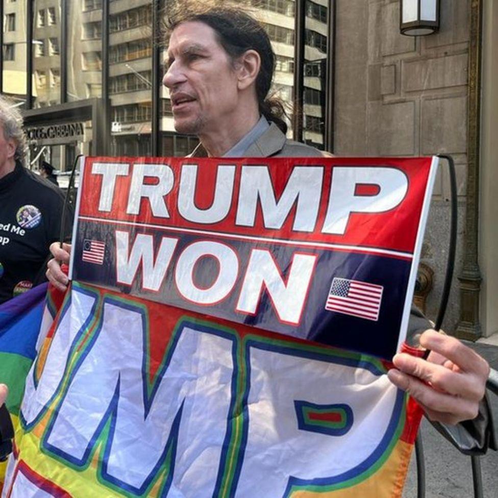 Apoiador de Trump, John McGuigan, do lado de fora da Trump Tower