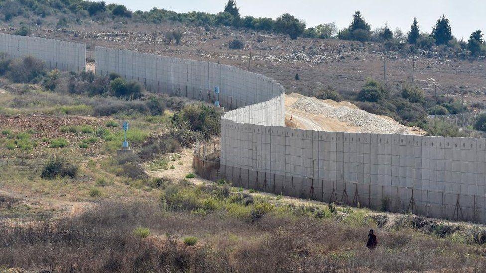 Vista general del muro en la frontera entre Israel y el Líbano, visto desde la aldea de Dhayra, en el sur del Líbano, el 10 de octubre de 2023.