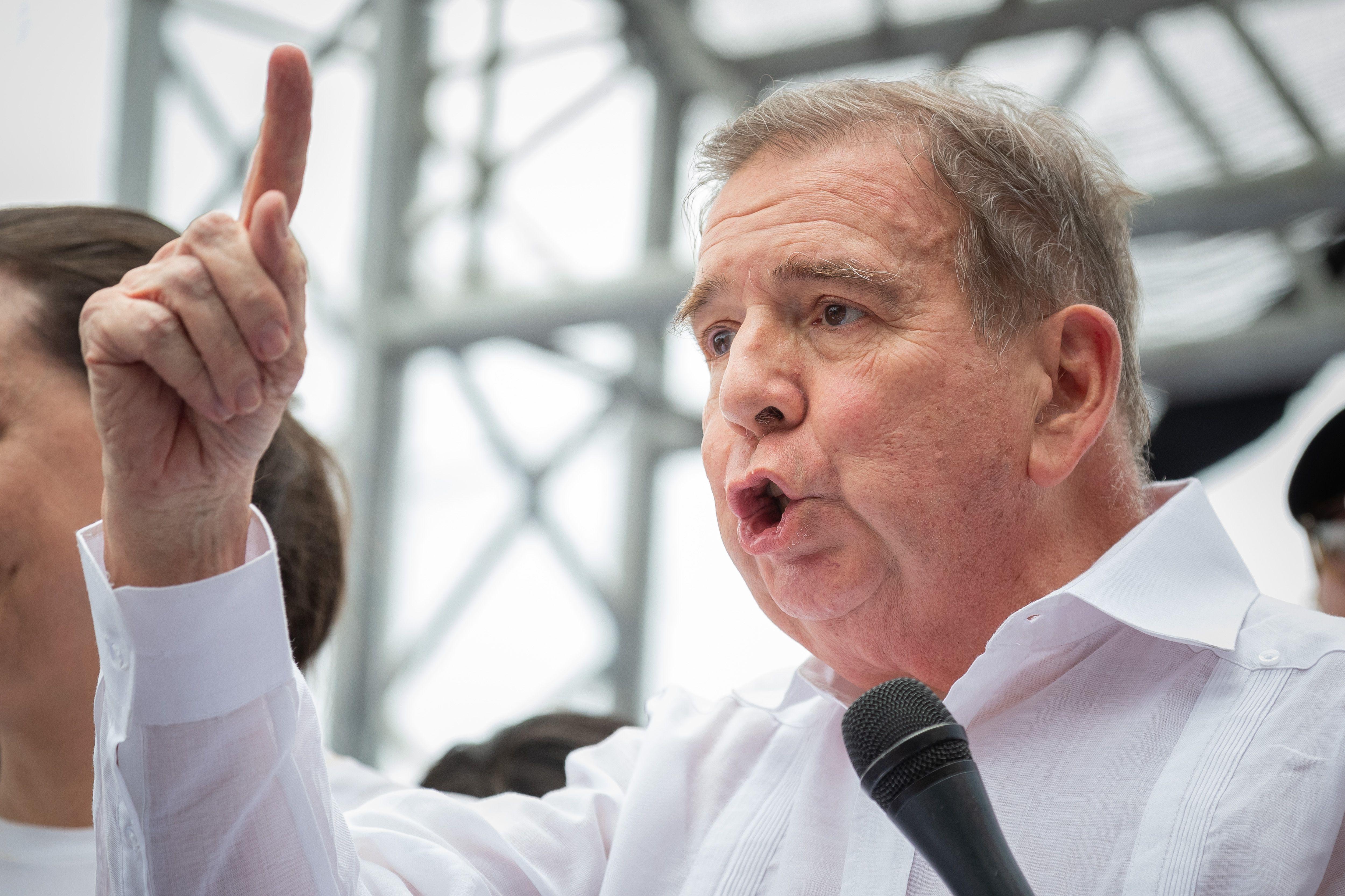 El candidato presidencial de la oposición venezolana, Edmundo González Urrutia, ofreciendo un discurso durante una reunión de campaña en La Victoria, Venezuela, el 18 de mayo de 2024.