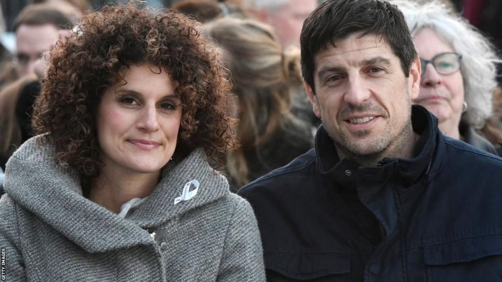 Sebastien Bellin e sua esposa Sara na cerimônia que marcou o primeiro aniversário do ataque terrorista ao aeroporto de Bruxelas.