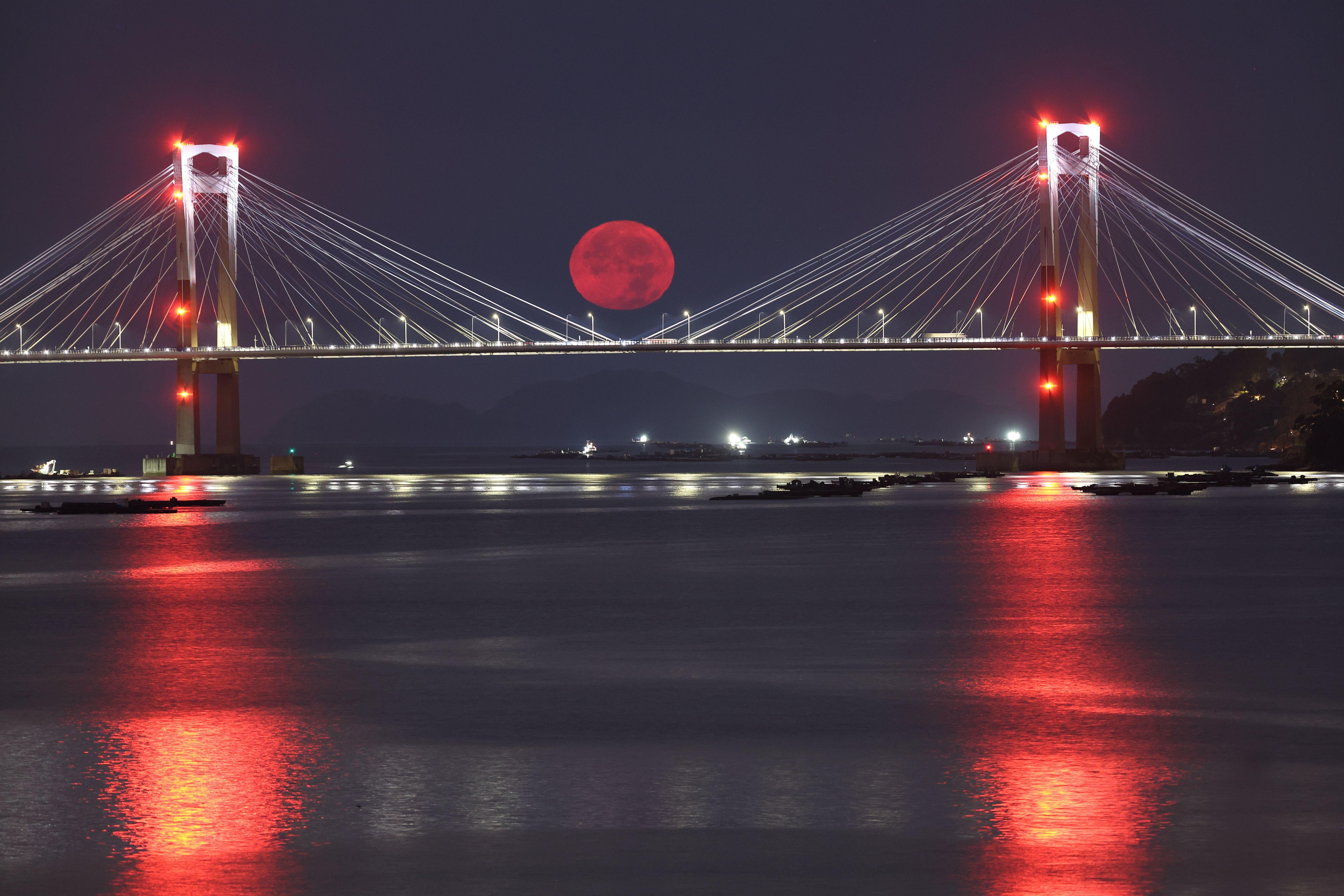 Lua  avermelhada sobre ponte em Vigo, Espanha