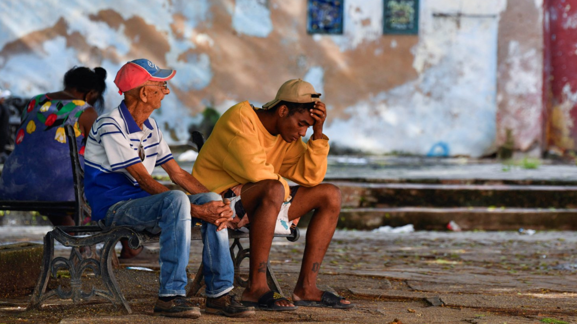 Cubanos esperando que se restablezca el servicio eléctrico.