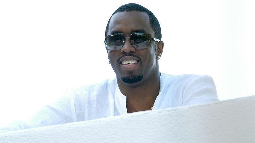 P Diddy, desde un balcón