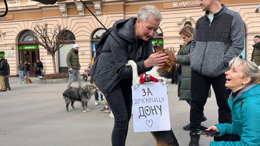 Žena grli psa koji ima natpis Za drugaricu Donu