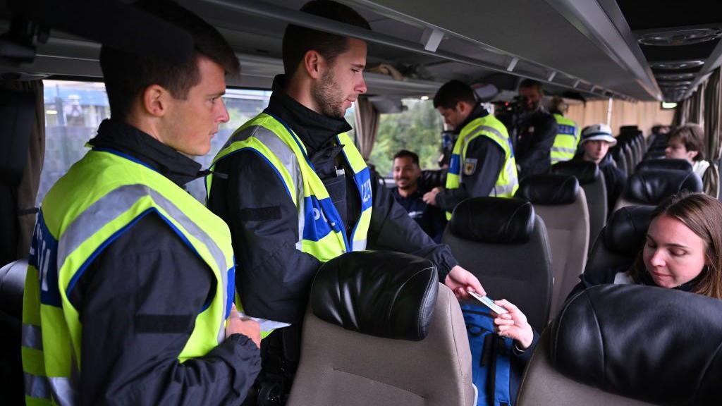 La policía está subiendo a los autobuses para pedir comprobar el pasaporte de los viajeros.