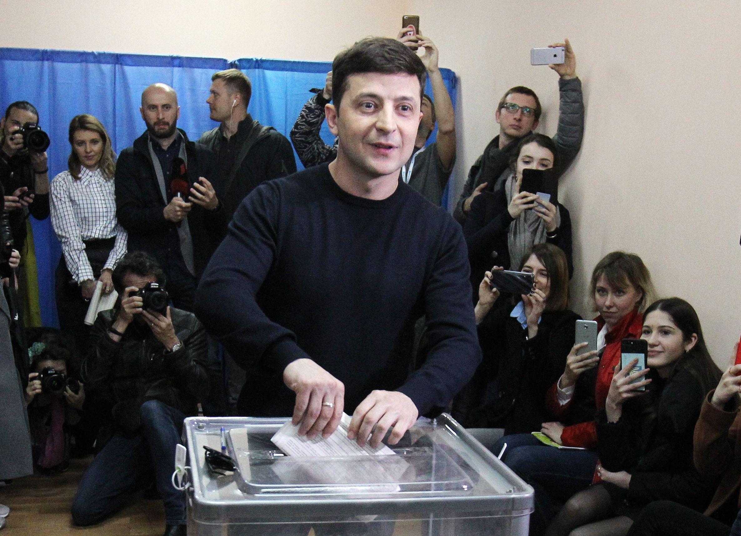 يدلي الرئيس الأوكراني فولوديمير زيلينسكي بصوته في مركز اقتراع في كييف، أوكرانيا، في 2019