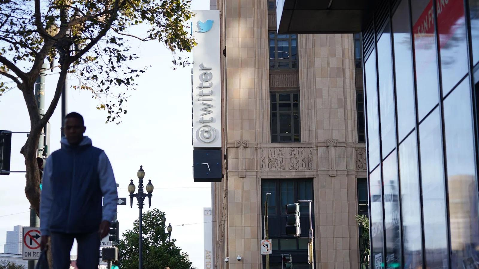 a placa do Twitter na sede da empresa em São Francisco, na Califórnia