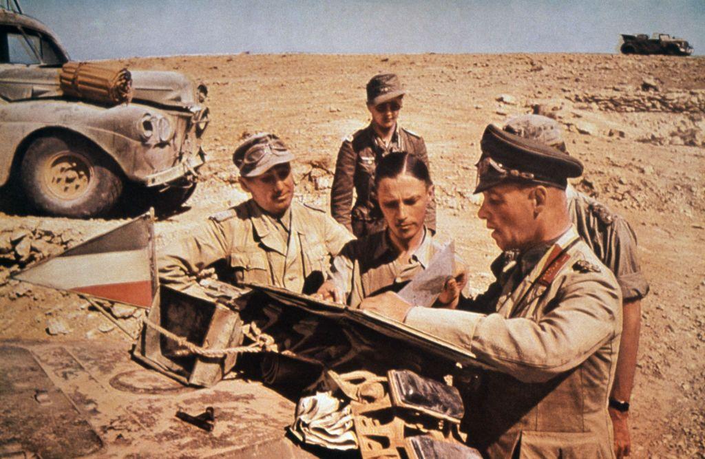 Rommel con un mapa dando instrucciones a sus subalternos en el norte de África, en 1941.