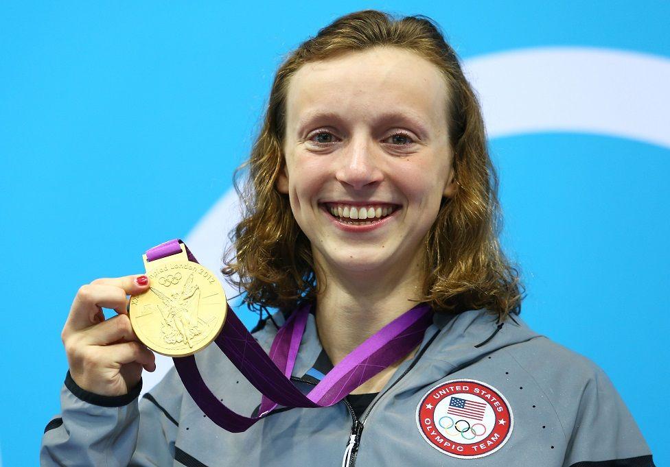 Katie Ledecky mostrando su medalla de oro