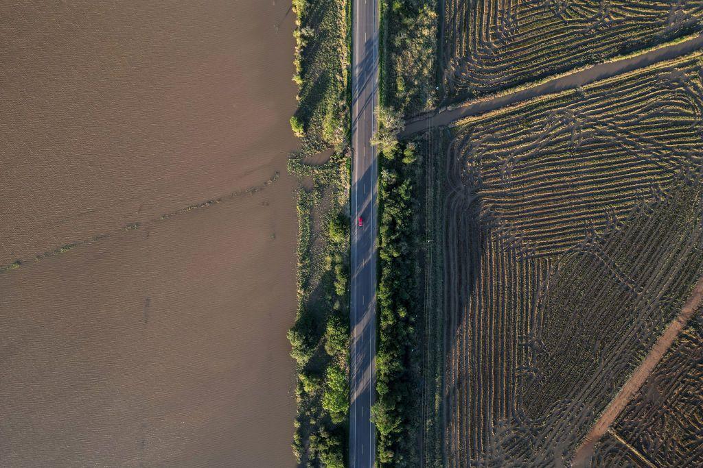 Foto aérea de plantação alagada