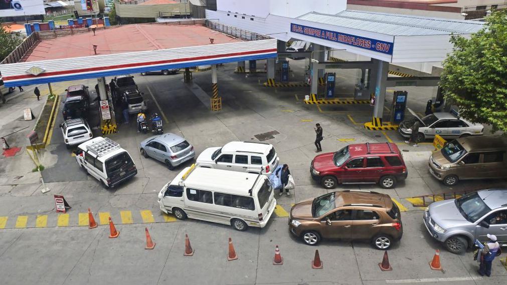 Filas de autos en las gasolineras de La Paz.