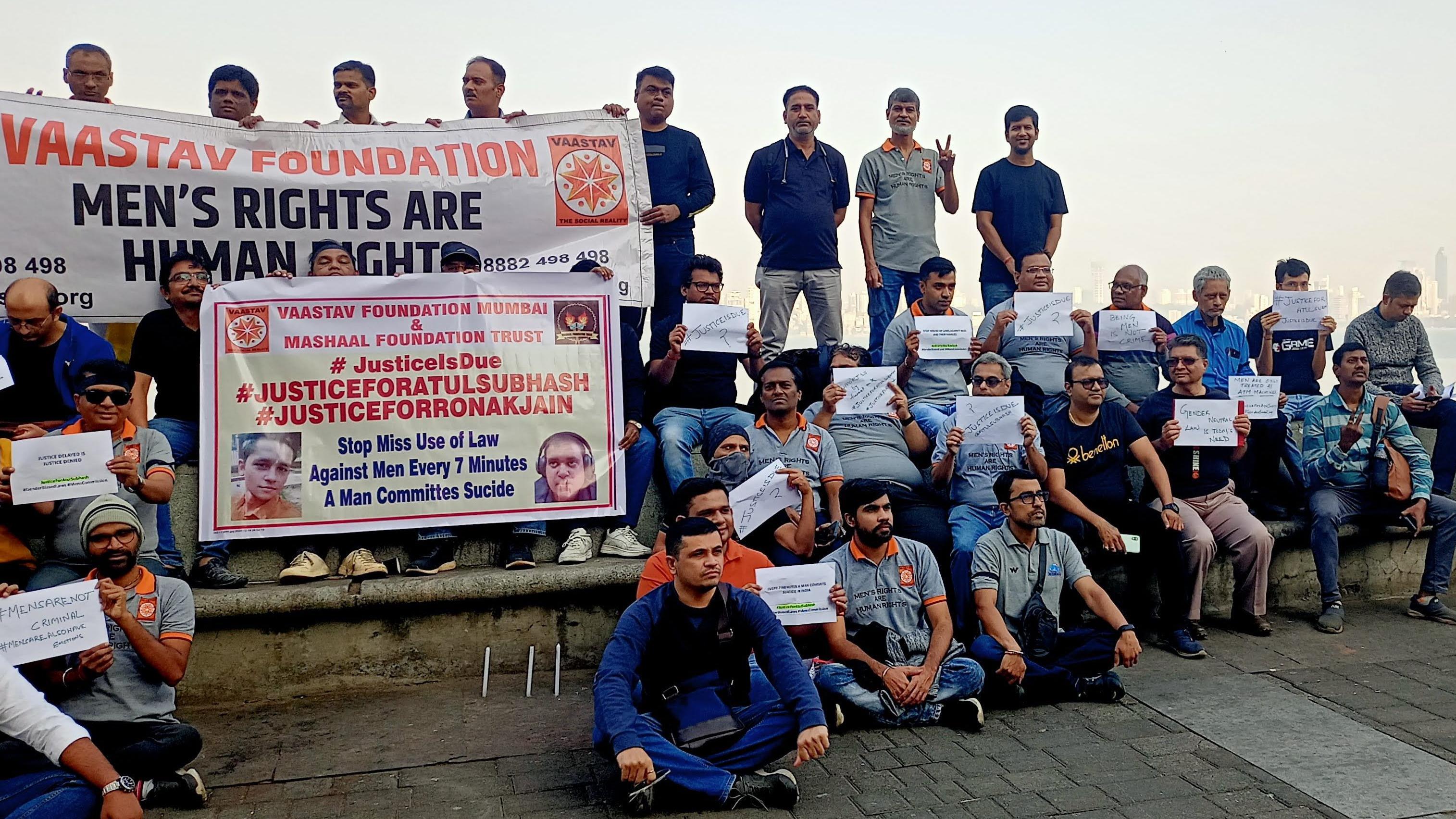 Um protesto de ativistas dos direitos dos homens em Mumbai exigindo justiça para Atul Subhash