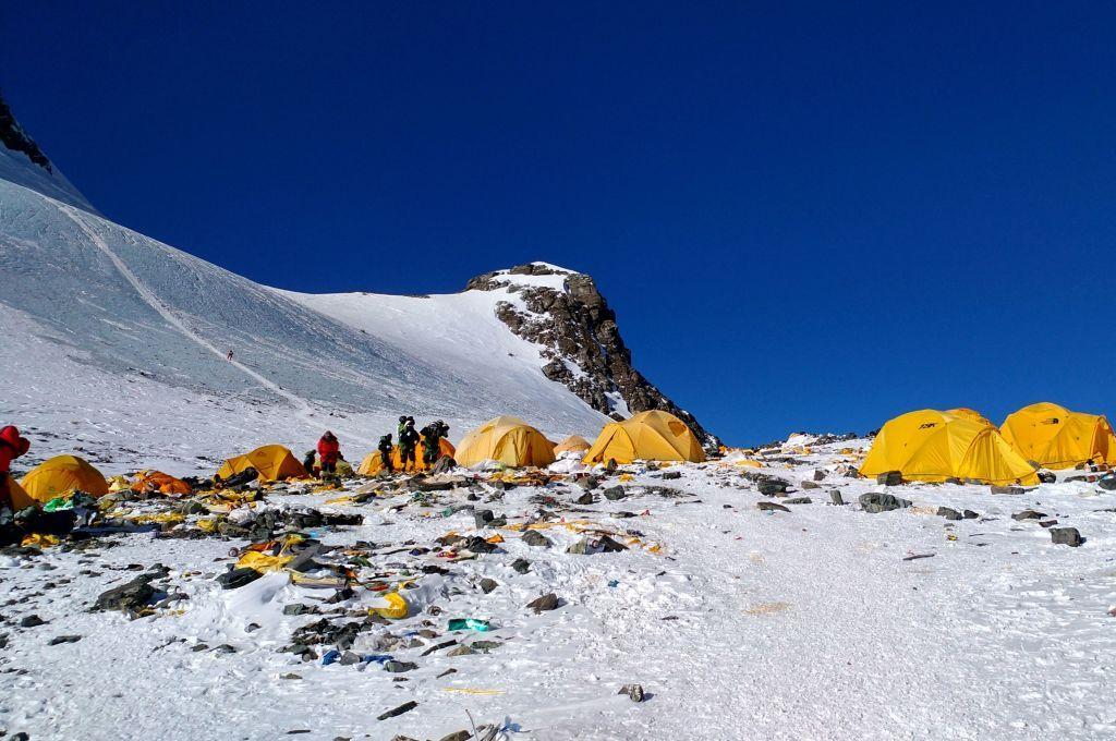 Esta foto tirada em 21 de maio de 2018 mostra equipamentos de escalada descartados e lixo espalhado pelo Acampamento 4 do Monte Everest