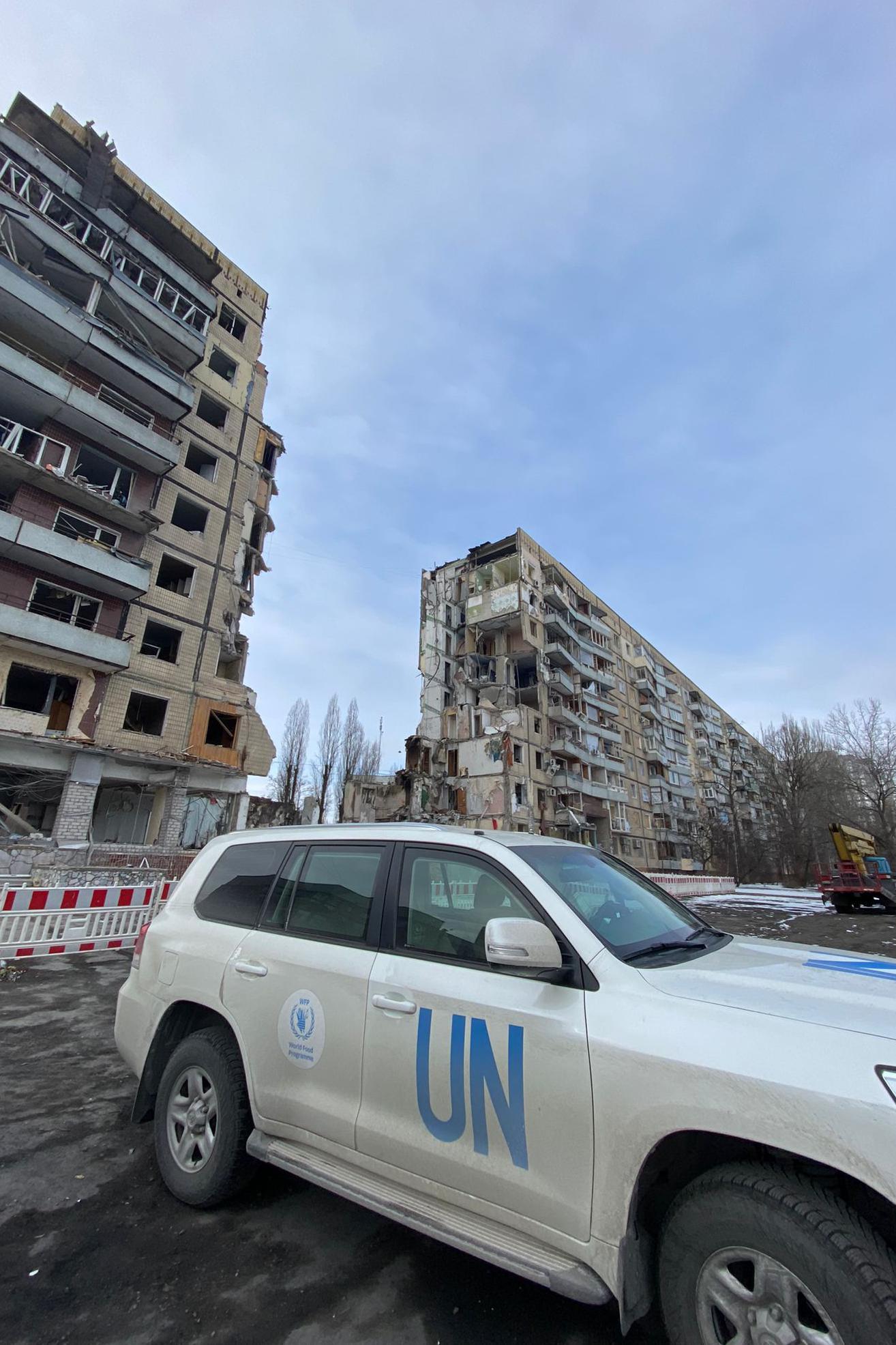 Prédios destruídos e carro da ONU