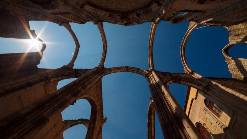 A gótica Igreja do Carmo guarda as marcas do terremoto de 1755