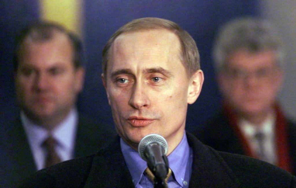 Vladimir Putin em uma entrevista coletiva em outubro de 1999. Ele está falando ao microfone. 