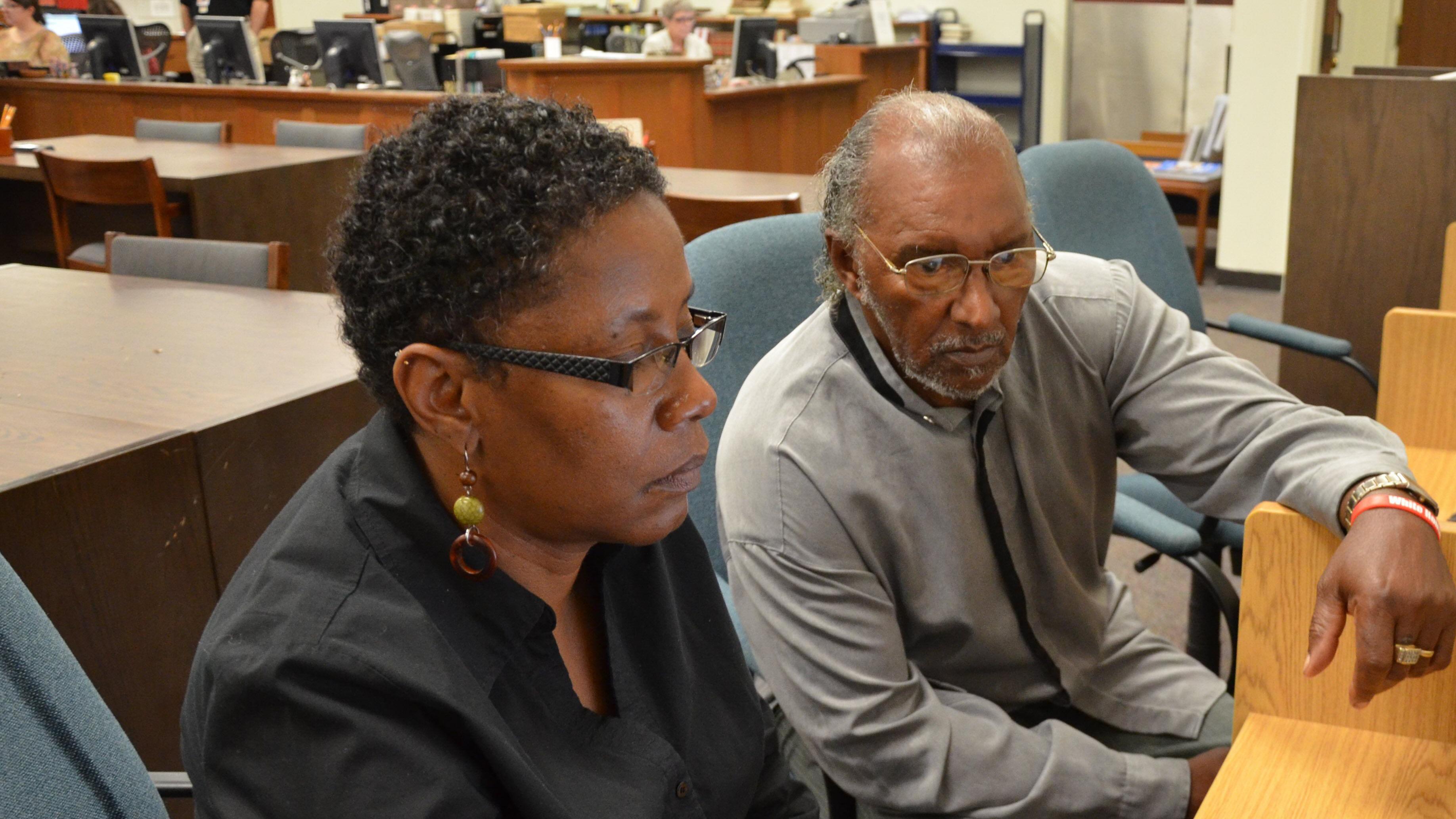 Johnny Lee Gaddy, junto a la investigadora Antoinette Harrell