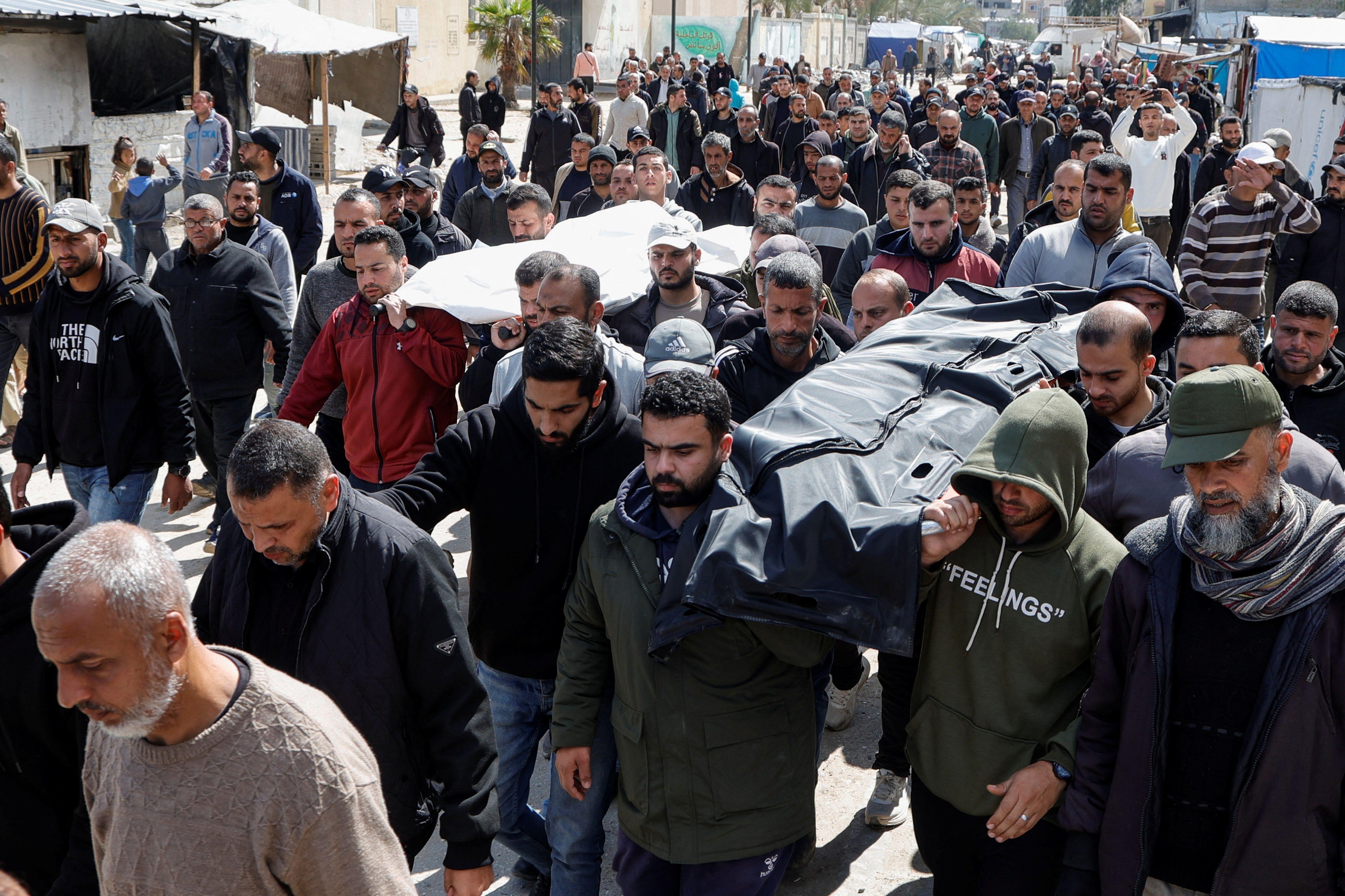 جنازة عضو المكتب السياسي لحركة حماس صلاح البردويل وزوجته، اللذين قُتلا في غارة إسرائيلية على خيمتهما في خان يونس جنوب قطاع غزة