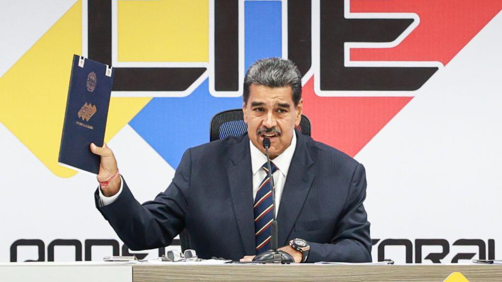 Nicolás Maduro, al recibir el 29 de agosto el certificado que le proclama como ganador de las elecciones en Venezuela. 